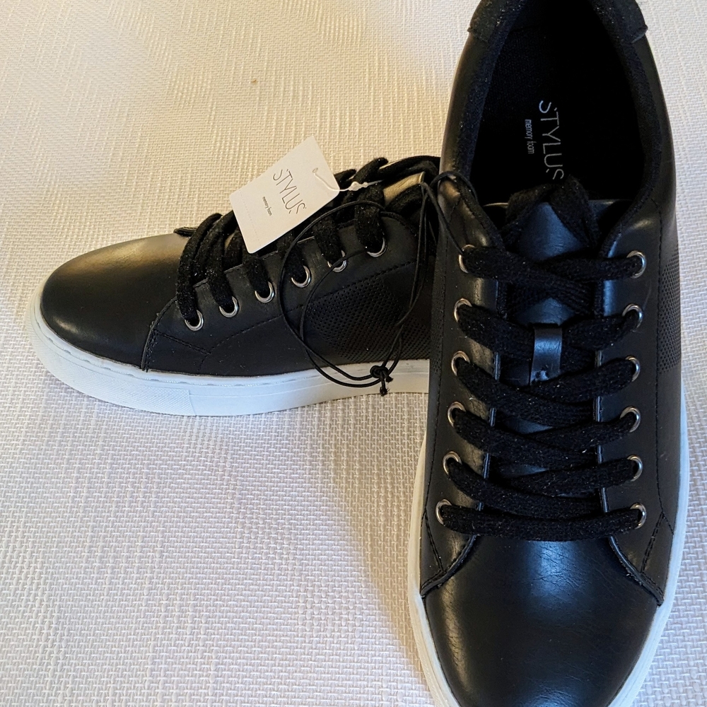 Stylus Black Sneakers